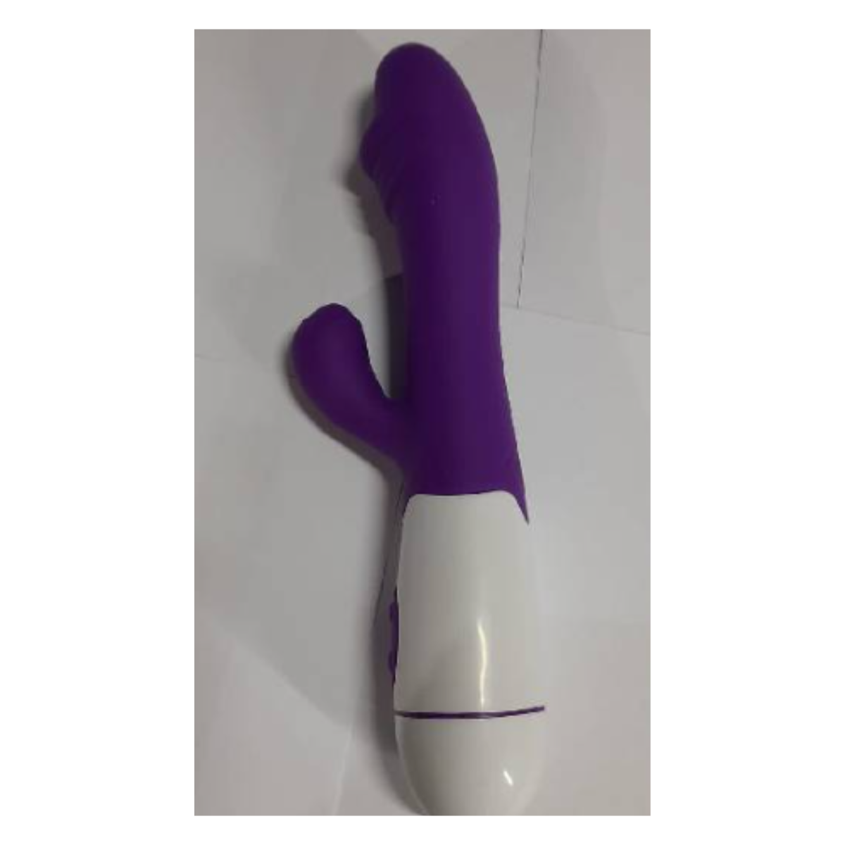 DILDO CON ESTIMULADOR RECARGABLE.